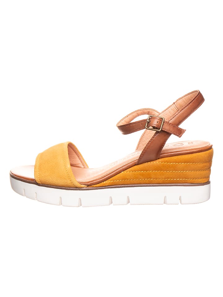Marco Tozzi Skórzane sandały w kolorze żółto-brązowym na koturnie rozmiar: 37