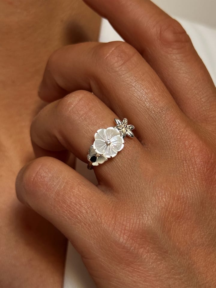 Les Petites Précieuses Pozłacany pierścionek z cyrkoniami i masą perłową rozmiar: 54