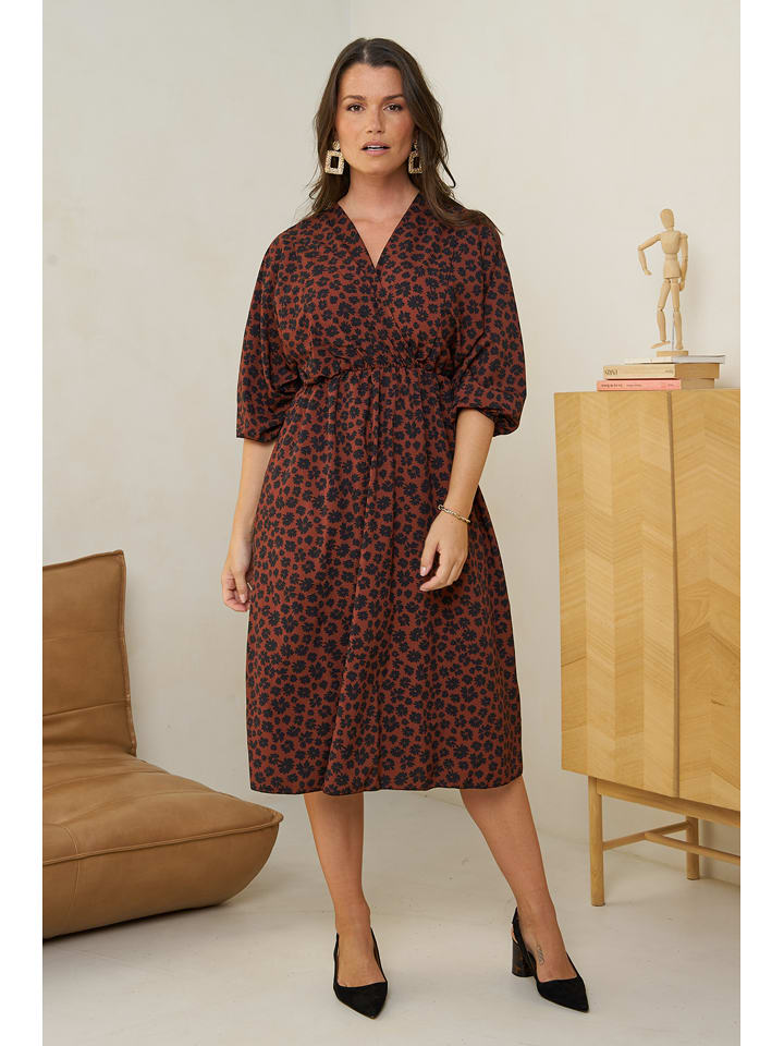 Curvy Lady Sukienka w kolorze brązowym rozmiar: 48/50