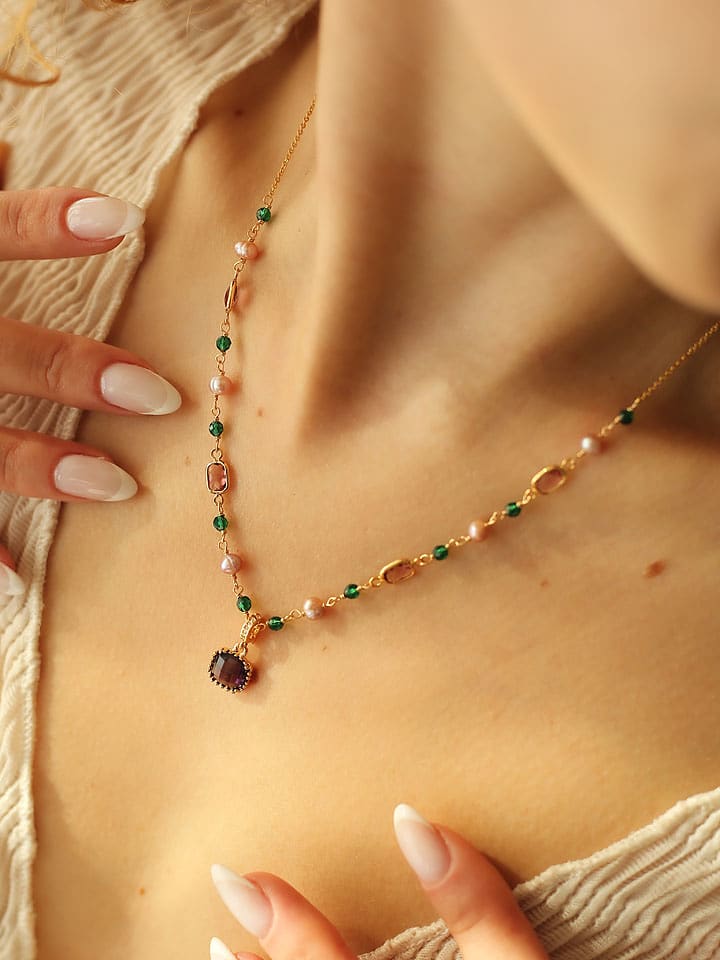 Pierres de Jade Pozłacany naszyjnik z elementami ozdobnymi - dł. 50 cm rozmiar: onesize