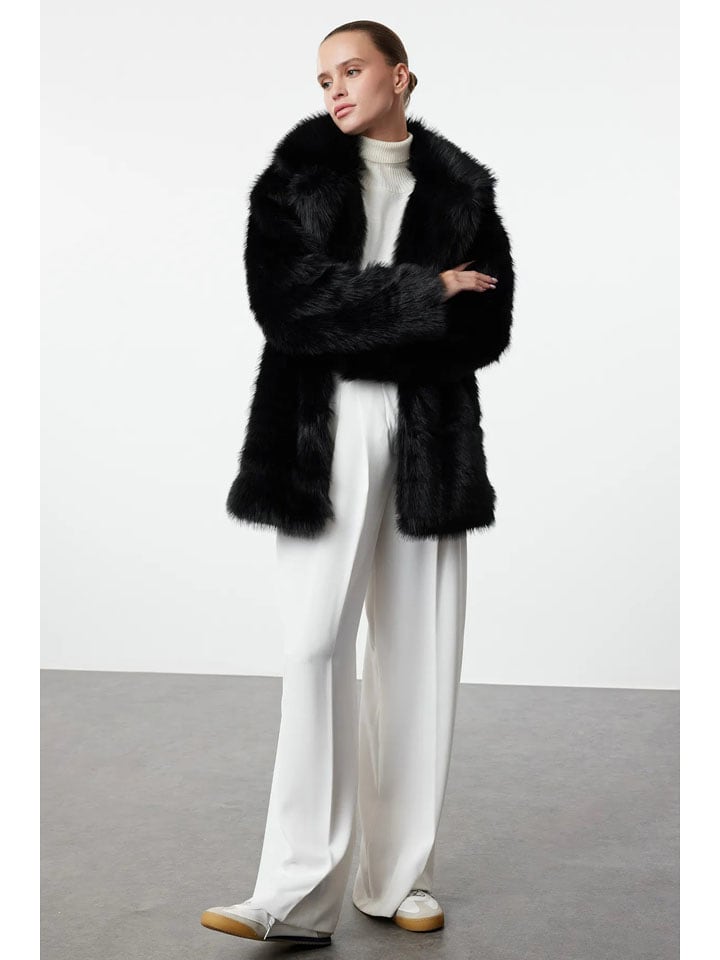 trendyol Płaszcz w kolorze czarnym ze sztucznego futerka rozmiar: M/L