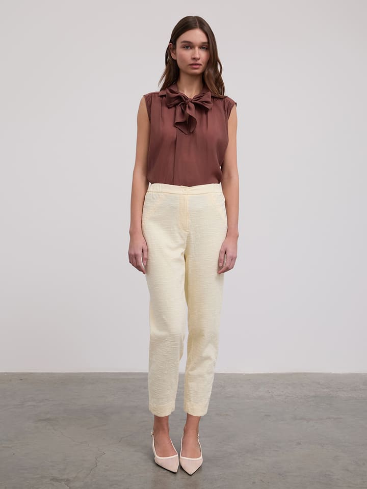 BGN Spodnie w kolorze kremowym rozmiar: 40