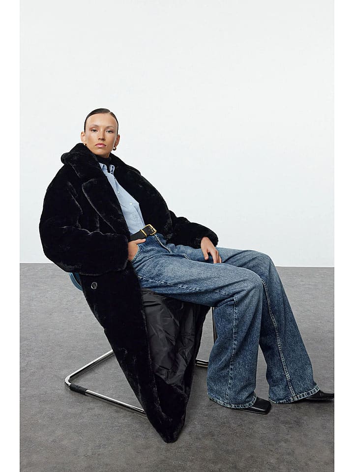 trendyol Płaszcz pluszowy w kolorze czarnym rozmiar: 40