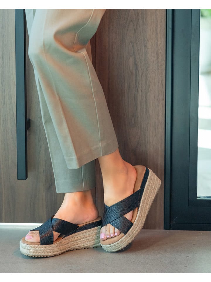 Bellucci Klapki w kolorze czarnym na koturnie rozmiar: 38