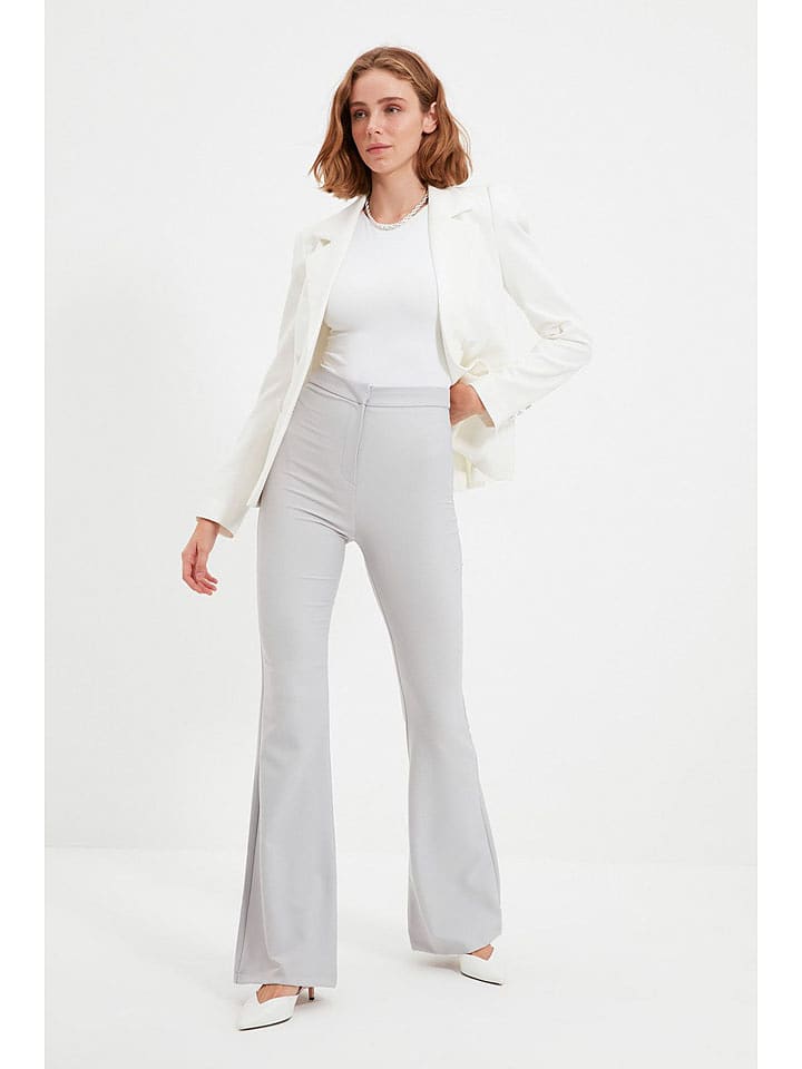 trendyol Spodnie w kolorze jasnoszarym rozmiar: 32