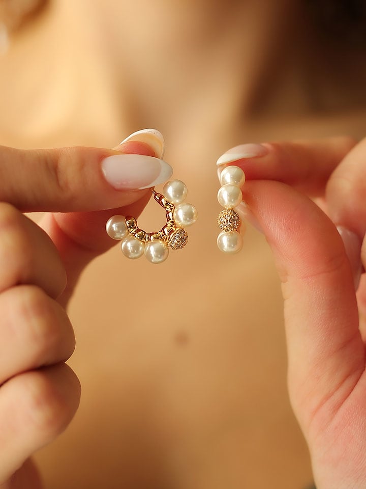 Pierres de Jade Pozłacane kolczyki-półkreole z perłami i cyrkoniami rozmiar: onesize