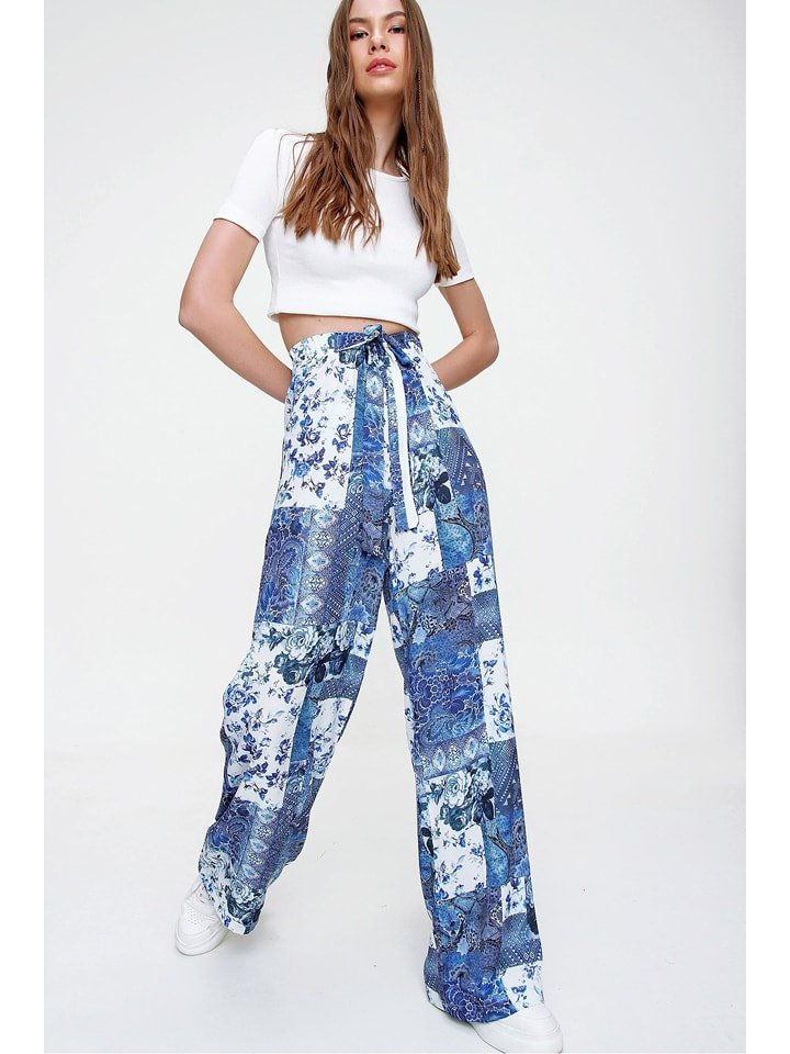 Trend Alacati Spodnie w kolorze niebieskim rozmiar: M