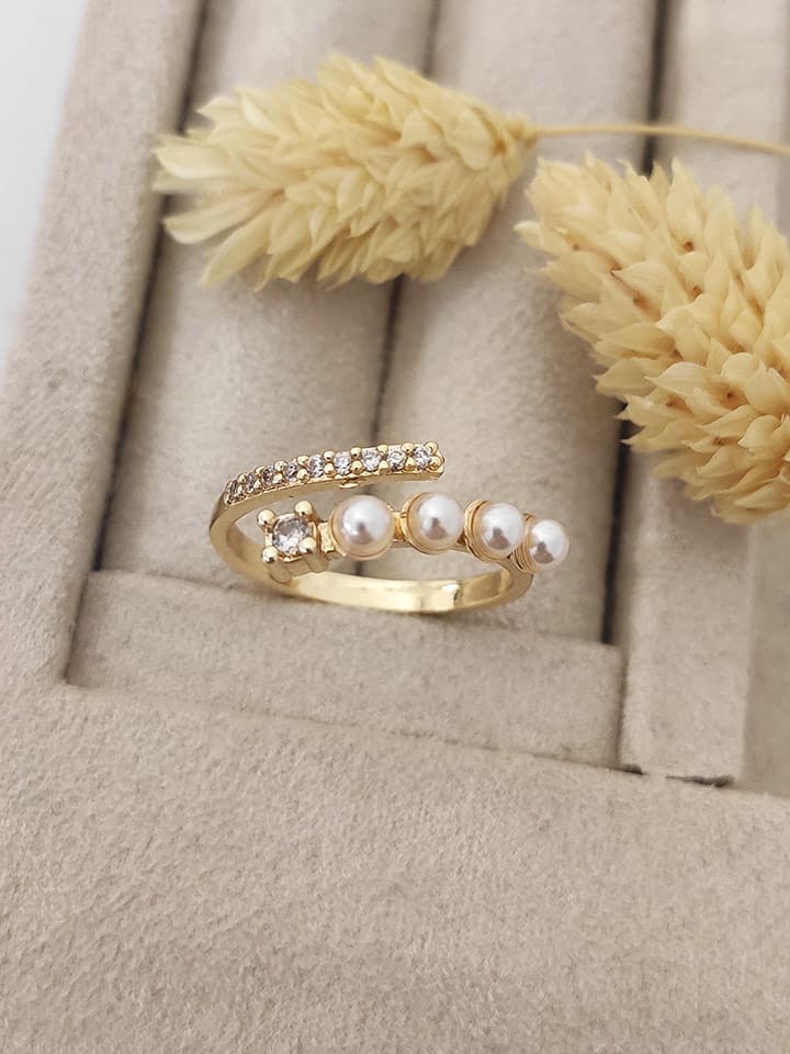 Nakkash Pozłacany pierścionek z syntetycznymi perłami ozdobnymi rozmiar: onesize