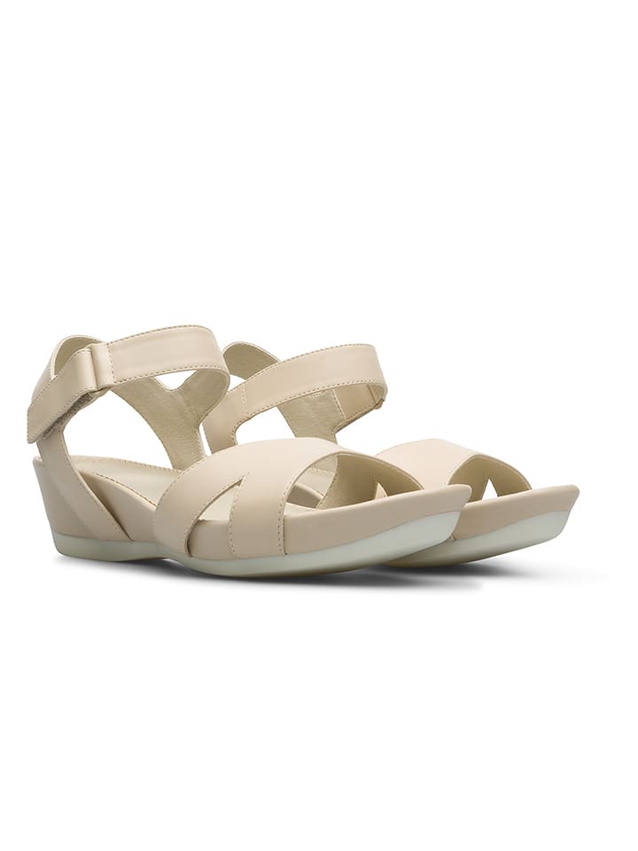 Camper Skórzane sandały w kolorze beżowym na koturnie rozmiar: 38