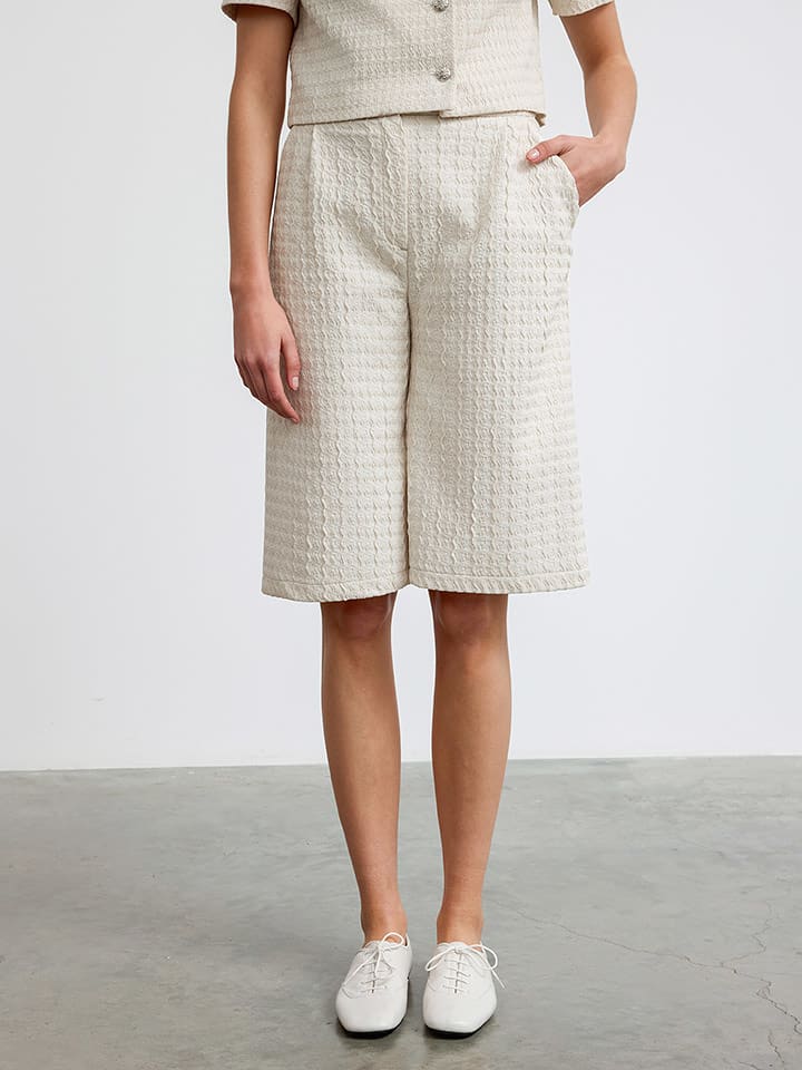 BGN Bermudy w kolorze kremowym rozmiar: 38