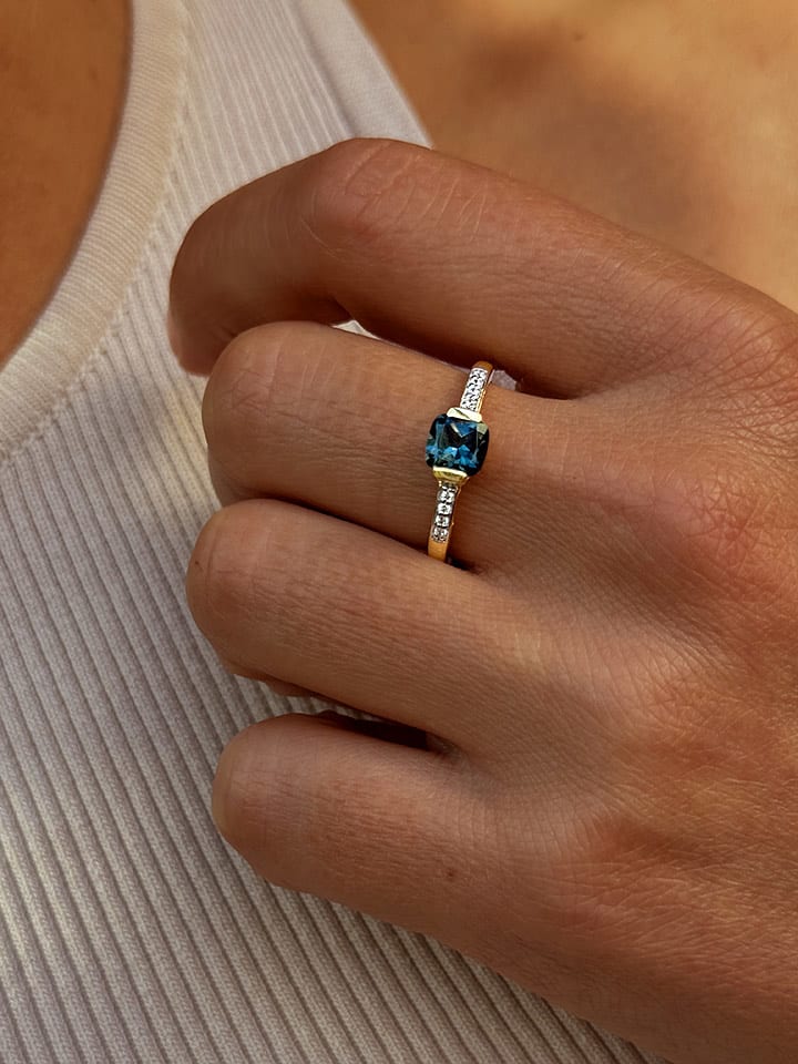 Les Petites Précieuses Pozłacany pierścionek z cyrkoniami i topazem rozmiar: 52