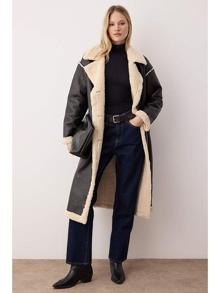 trendyol Płaszcz w kolorze czarnym ze skóry syntetycznej rozmiar: 42