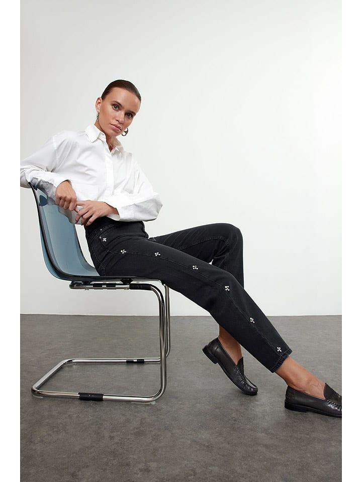 trendyol Dżinsy - Mom fit - w kolorze czarnym rozmiar: 36