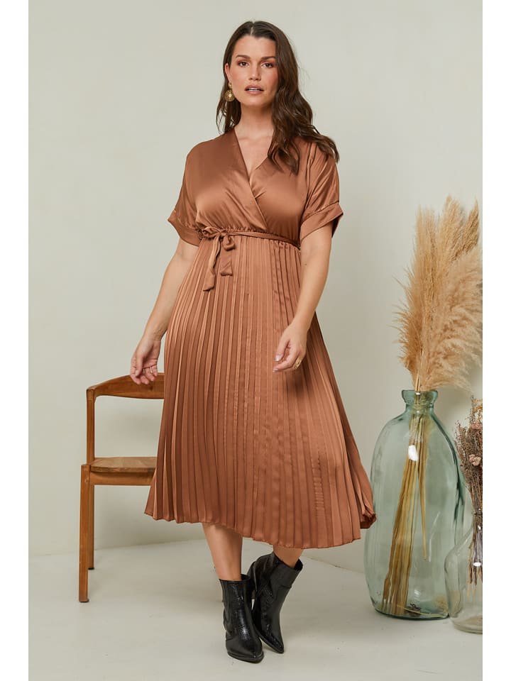 Curvy Lady Sukienka w kolorze jasnobrązowym rozmiar: 44/46