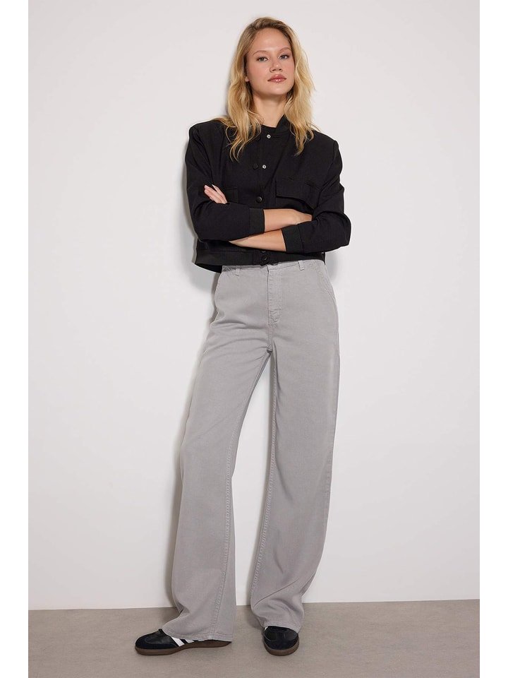 trendyol Spodnie w kolorze szarym rozmiar: 38