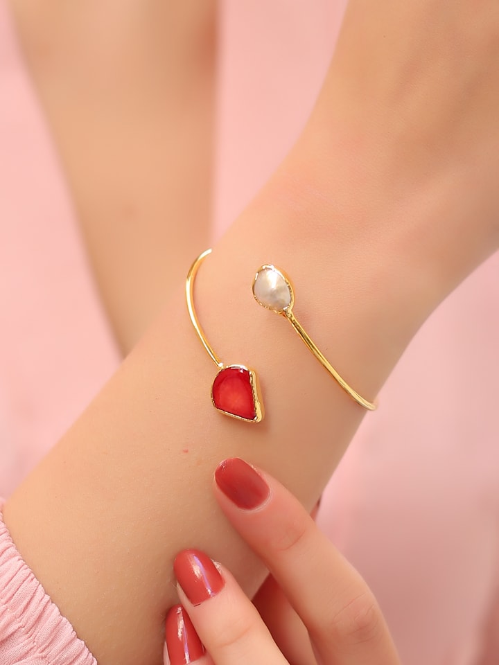 L'Atelier de Gaia Pozłacana bransoletka z perłą i koralem rozmiar: onesize