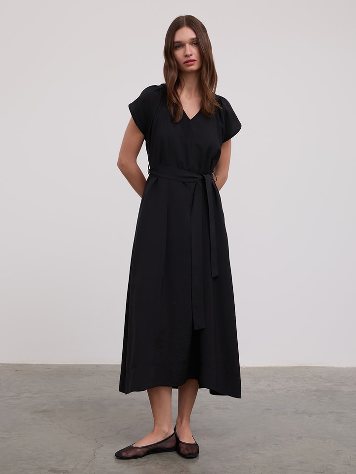 BGN Sukienka w kolorze czarnym rozmiar: 34