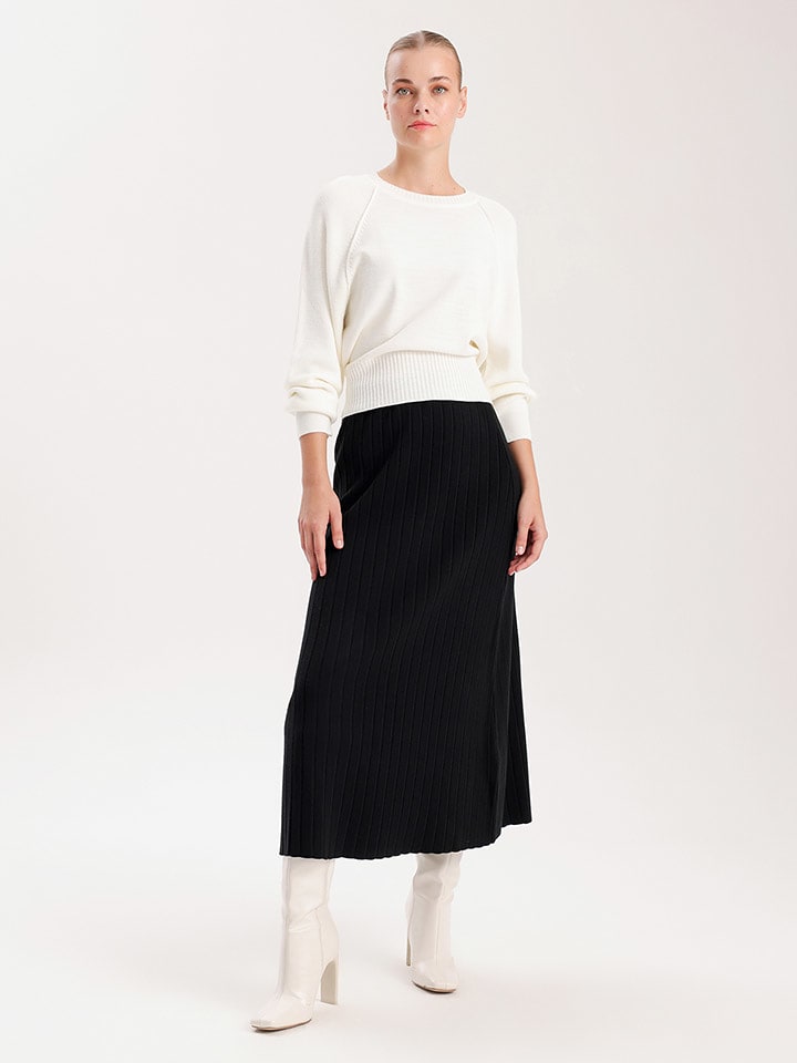 BGN Sweter w kolorze kremowym rozmiar: 38