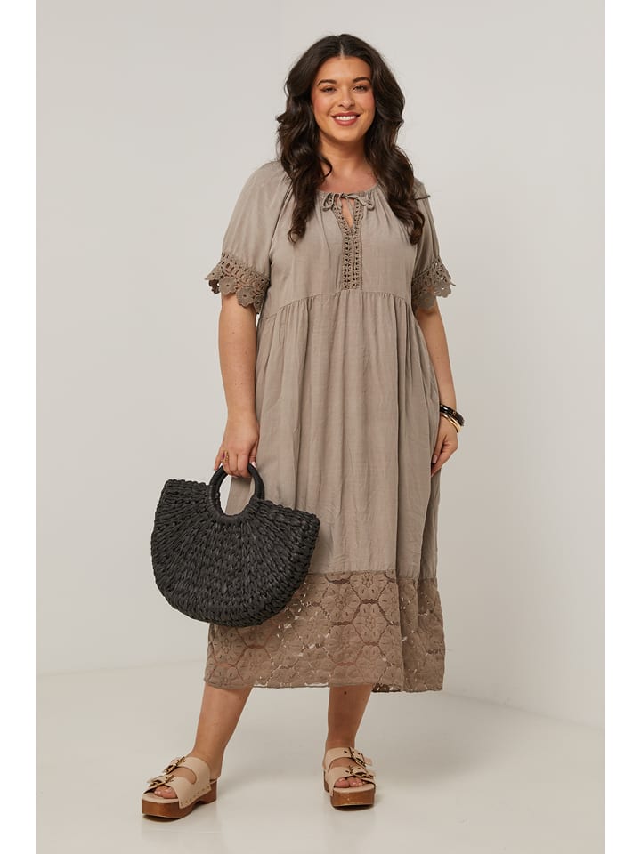 Curvy Lady Sukienka w kolorze szarobrązowym rozmiar: 40/42