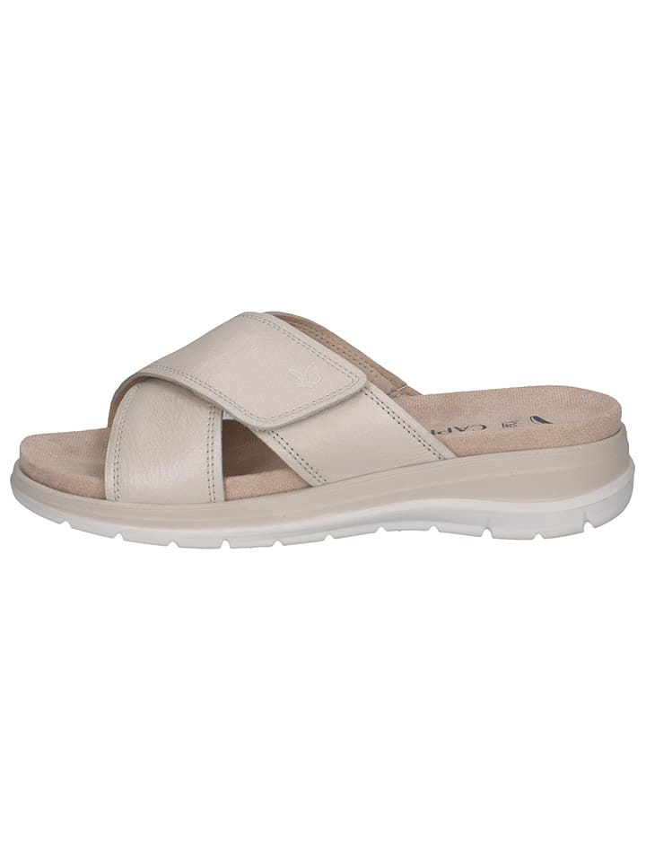 Caprice Skórzane klapki w kolorze kremowym na koturnie rozmiar: 41