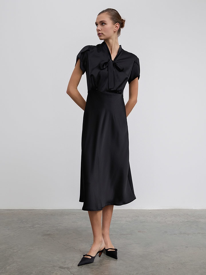 BGN Sukienka w kolorze czarnym rozmiar: 34