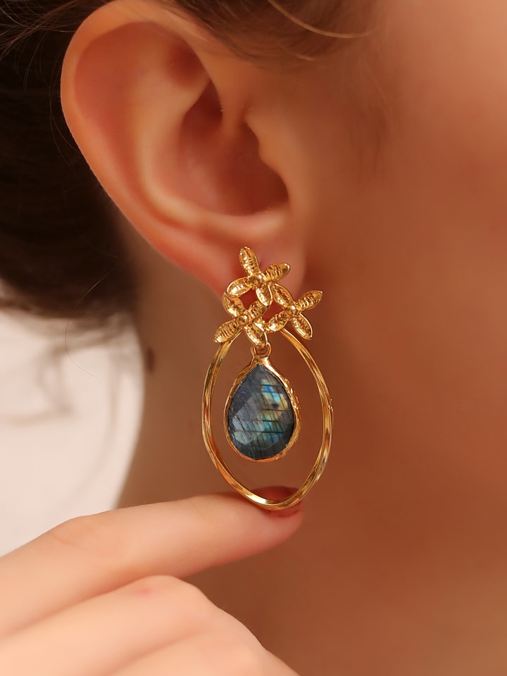 L'Atelier de Gaia Pozłacane kolczyki-wkrętki z labradorytem rozmiar: onesize