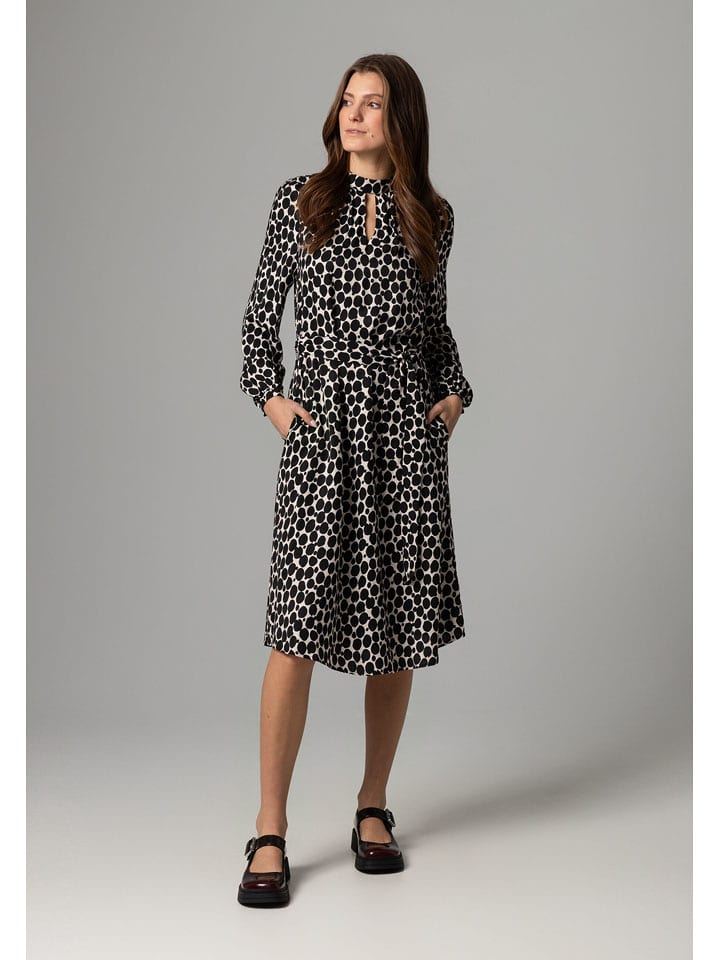 More & More Sukienka w kolorze biało-czarnym rozmiar: 38