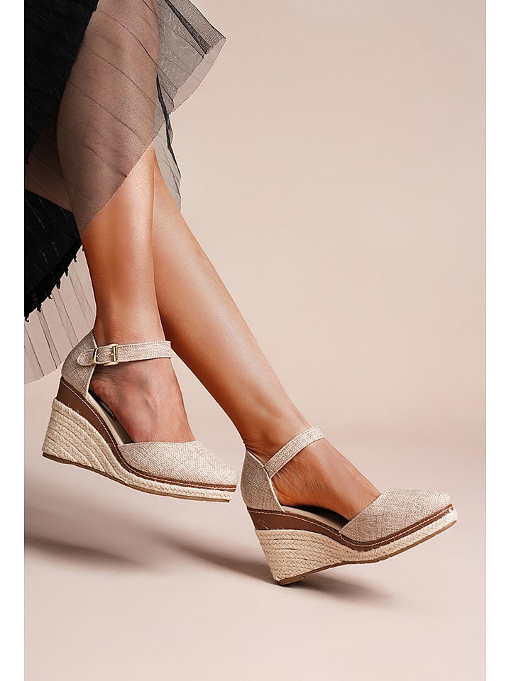 Foreverfolie Sandały w kolorze beżowym na koturnie rozmiar: 38