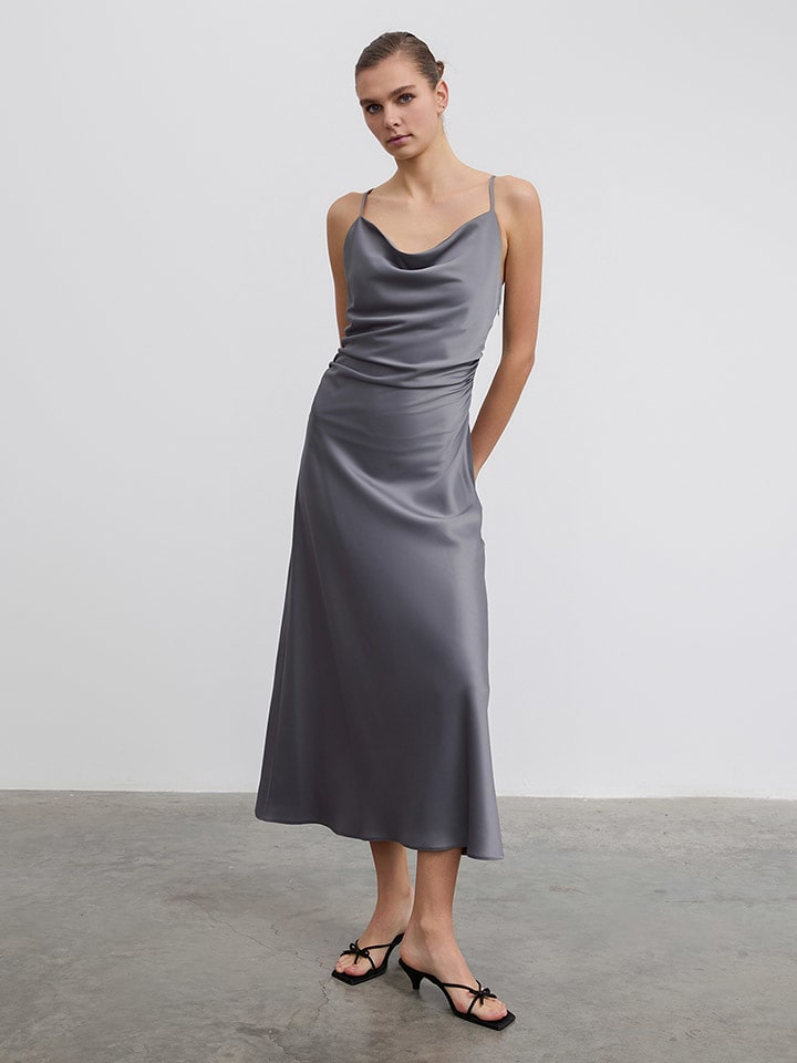 BGN Sukienka w kolorze szarym rozmiar: 40