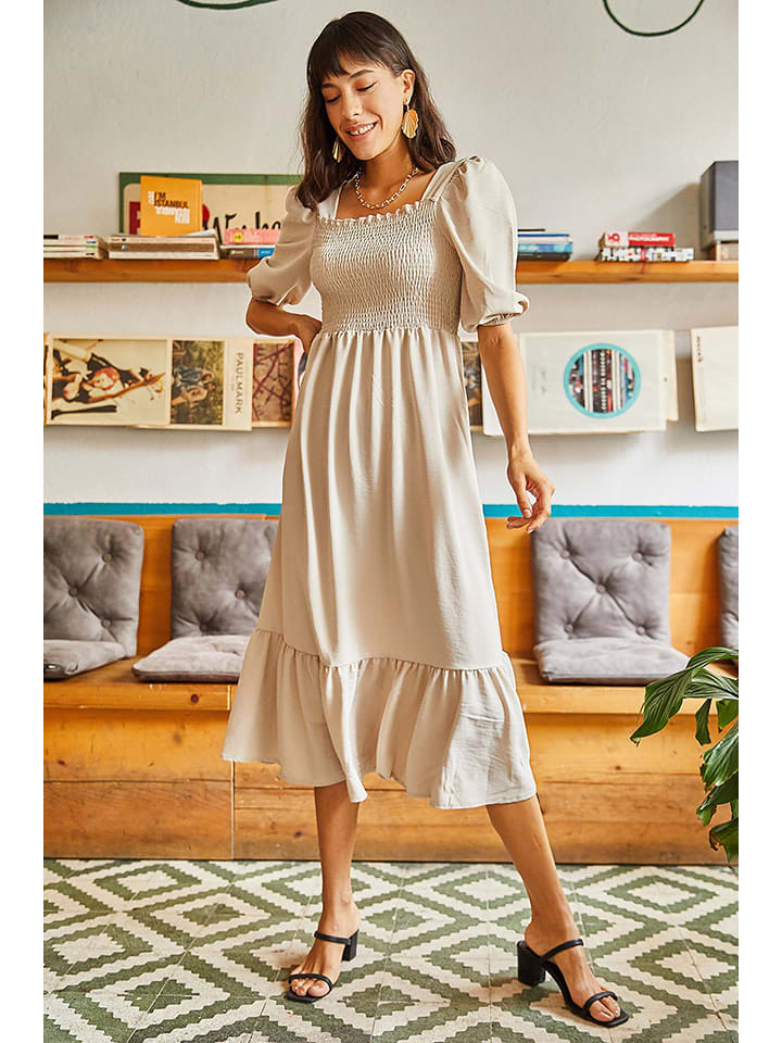 Olalook Sukienka w kolorze beżowym rozmiar: M