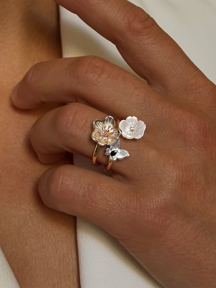 Les Petites Précieuses Pozłacany pierścionek z cyrkoniami i masą perłową rozmiar: 50