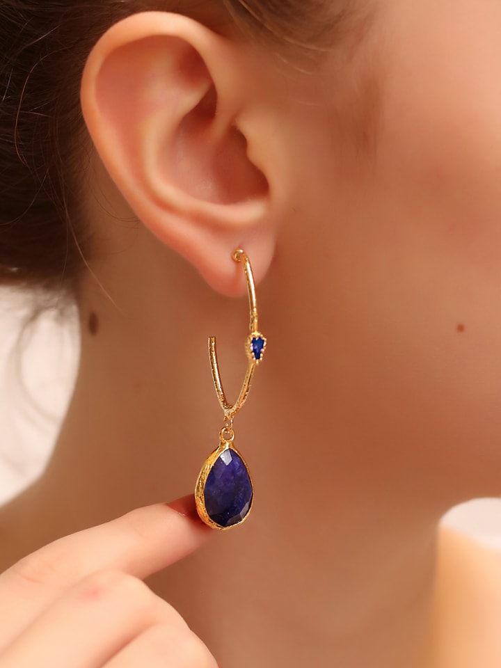 L'Atelier de Gaia Pozłacane kolczyki-półkreole z szafirem rozmiar: onesize