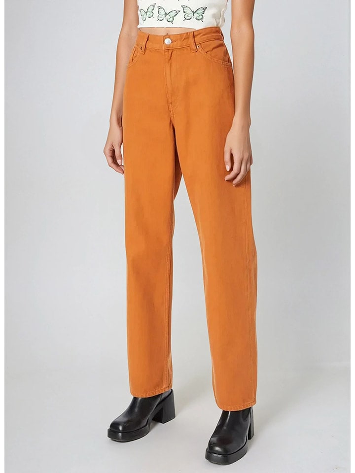 Monki Dżinsy - Regular fit - w kolorze pomarańczowym rozmiar: W27