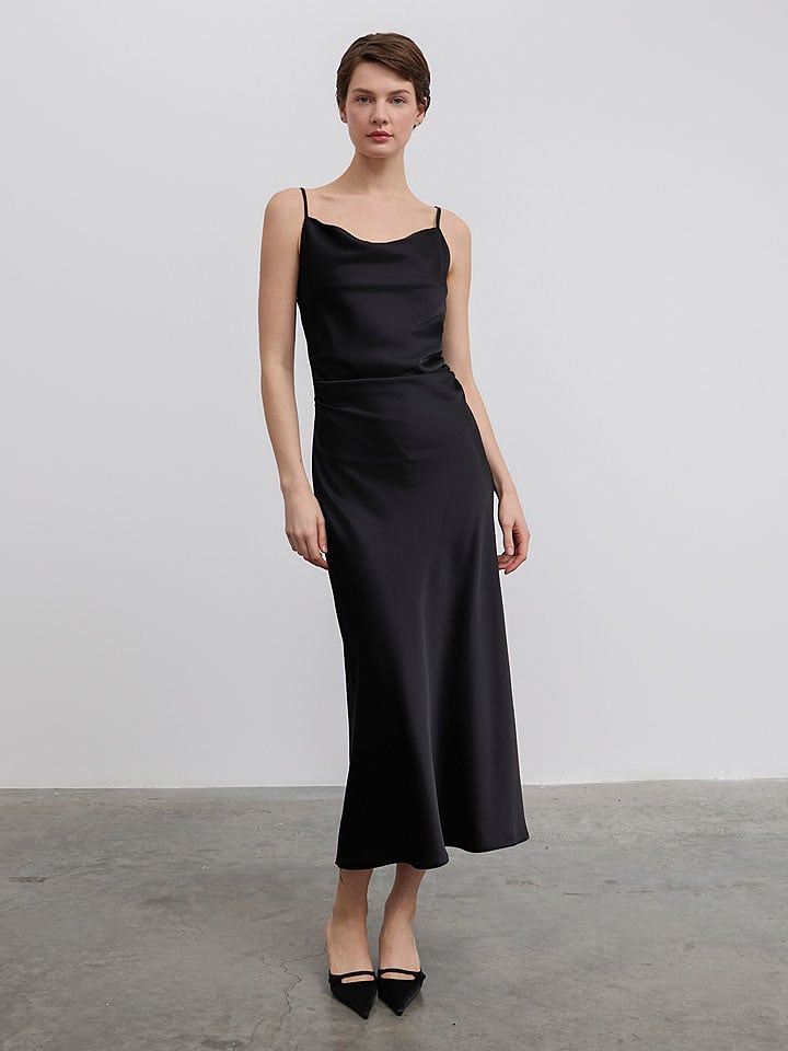 BGN Sukienka w kolorze czarnym rozmiar: 40