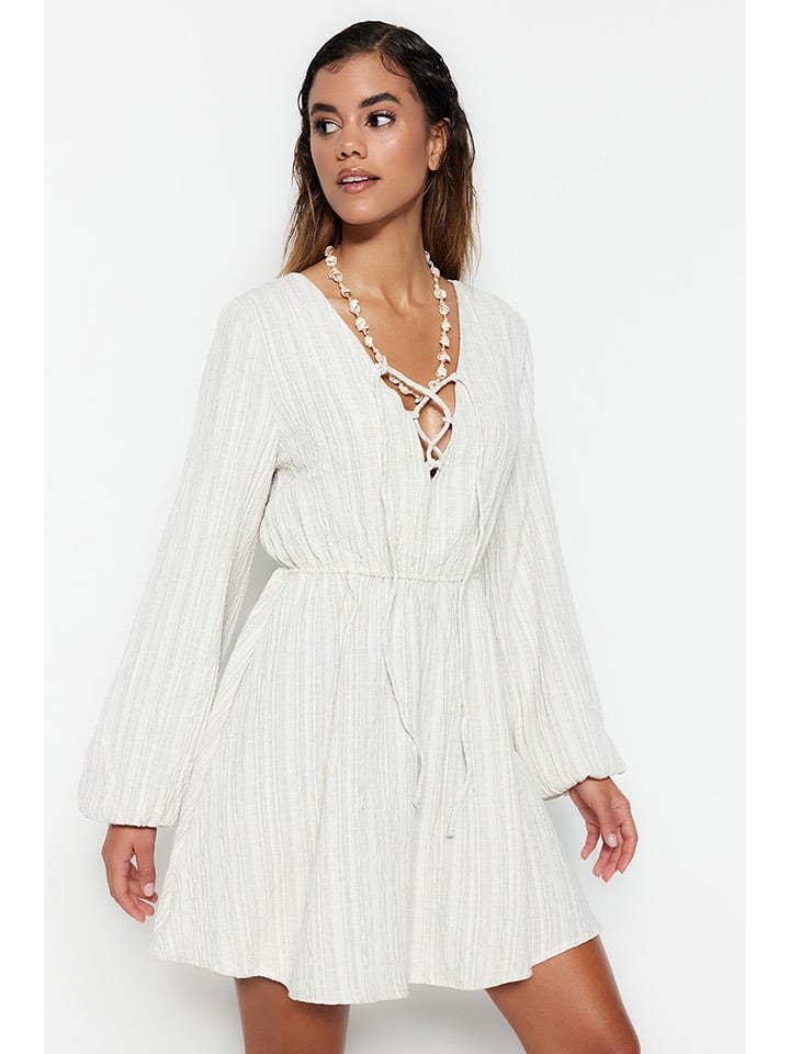 trendyol Sukienka w kolorze kremowym rozmiar: 38