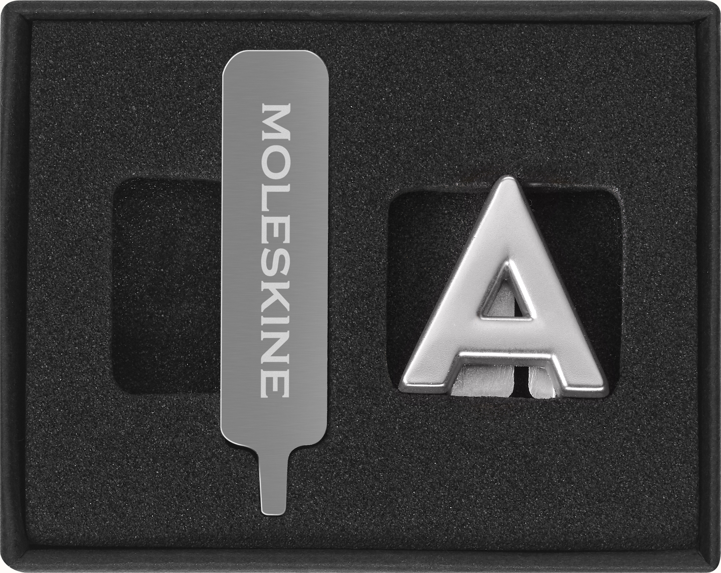 Przypinka na notes Moleskine litera A srebrna