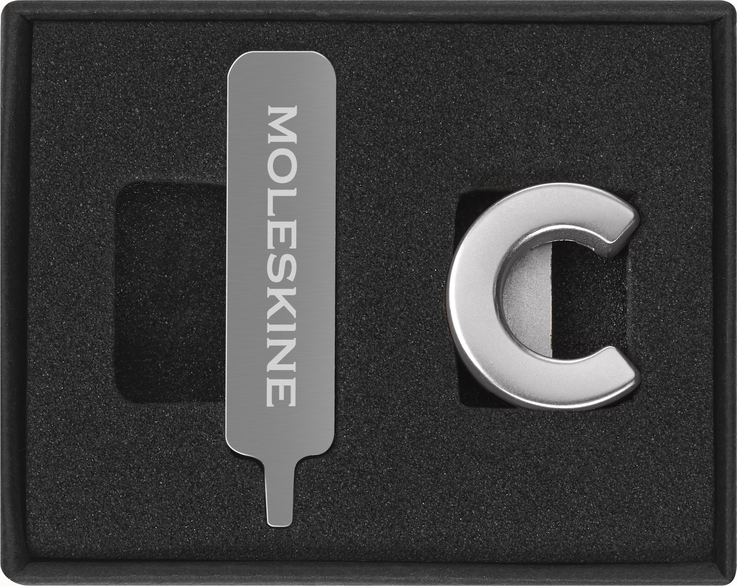 Przypinka na notes Moleskine litera C srebrna