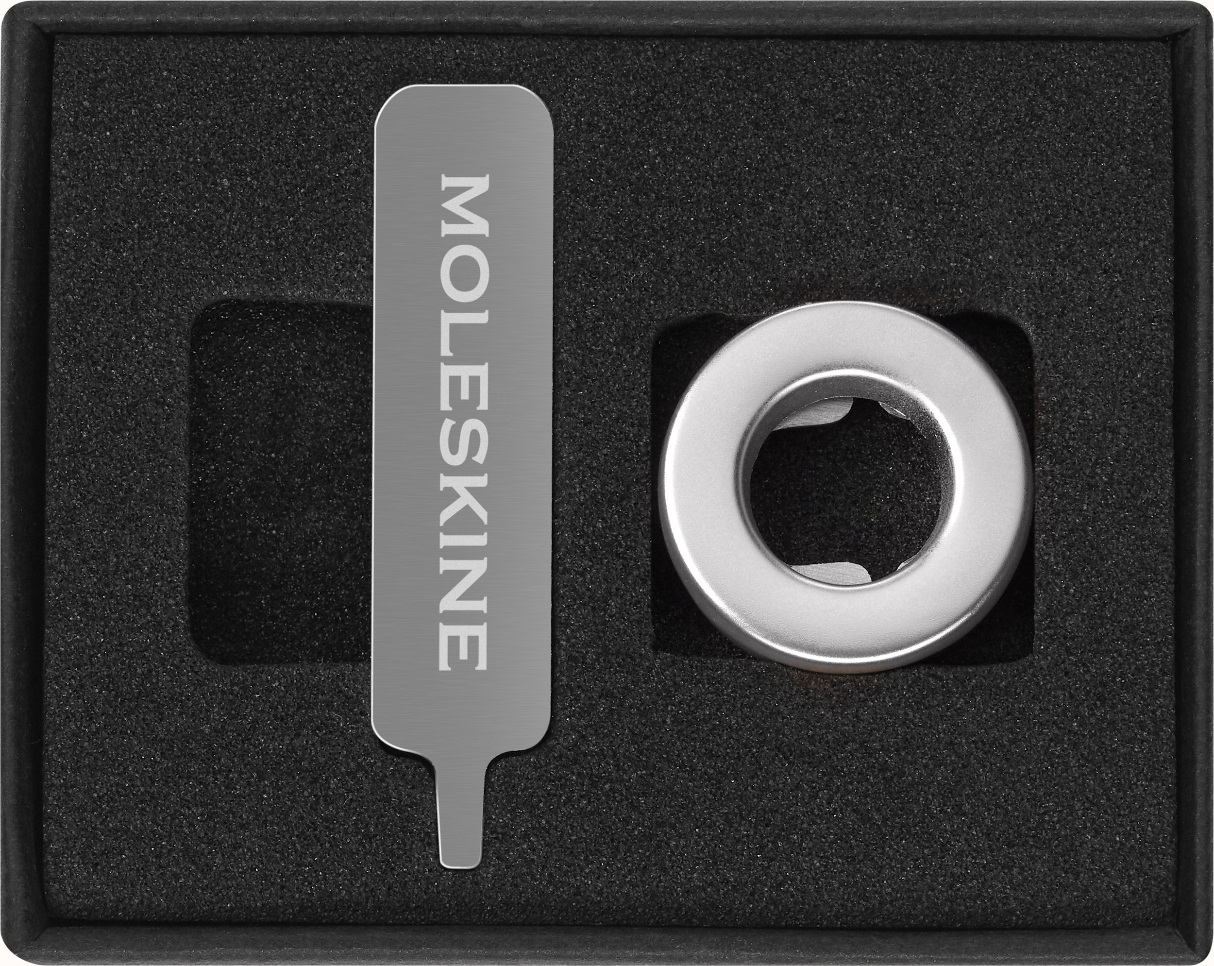 Przypinka na notes Moleskine litera O srebrna