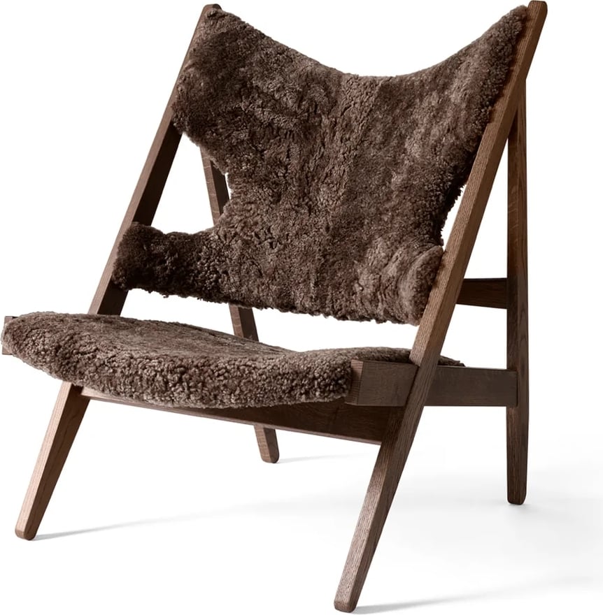 Fotel Knitting Sheepskin brązowy na ciemnych dębowych nogach