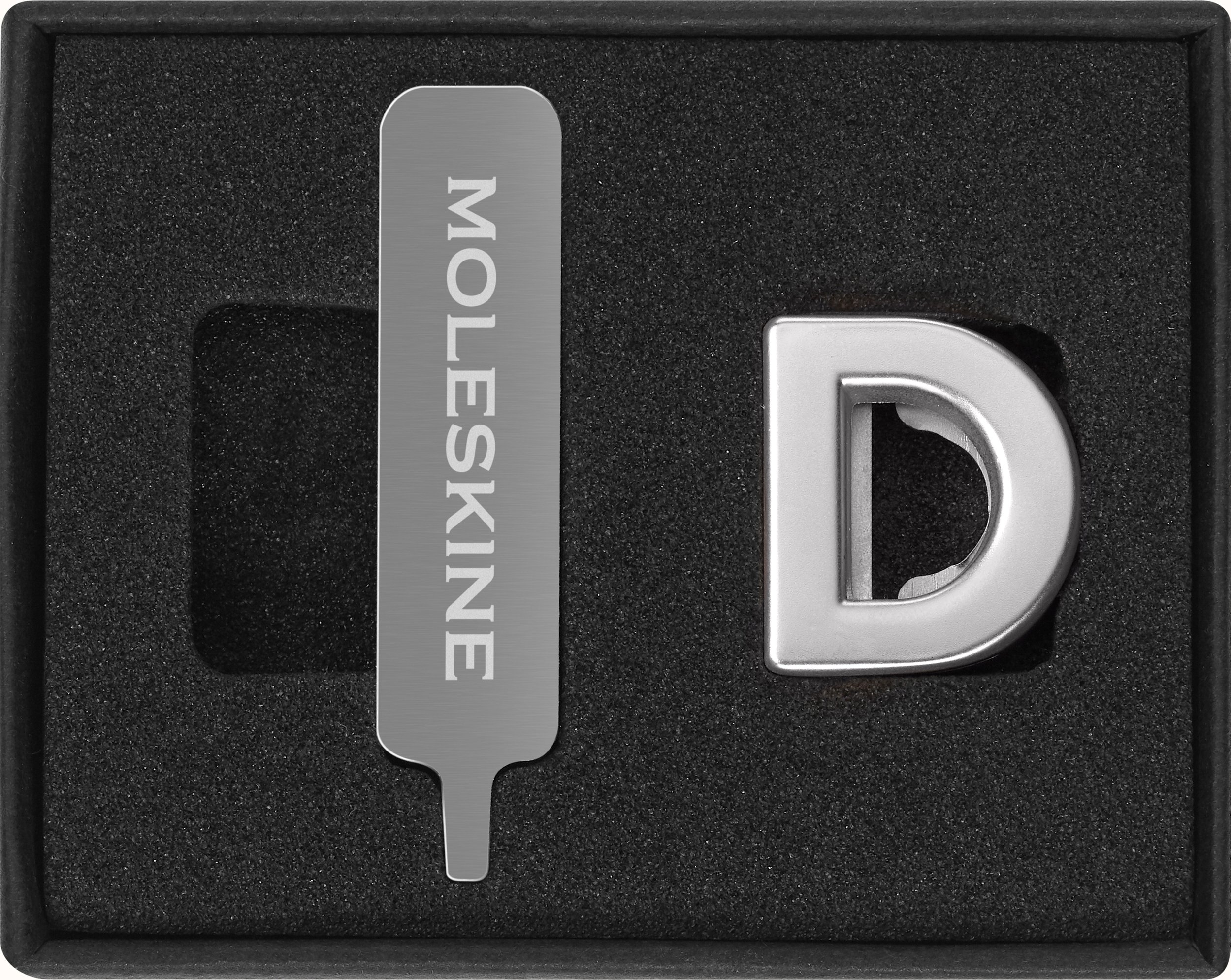 Przypinka na notes Moleskine litera D srebrna