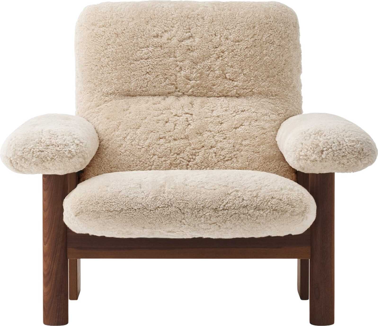 Fotel Brasilia Sheepskin biały na ciemnych dębowych nogach