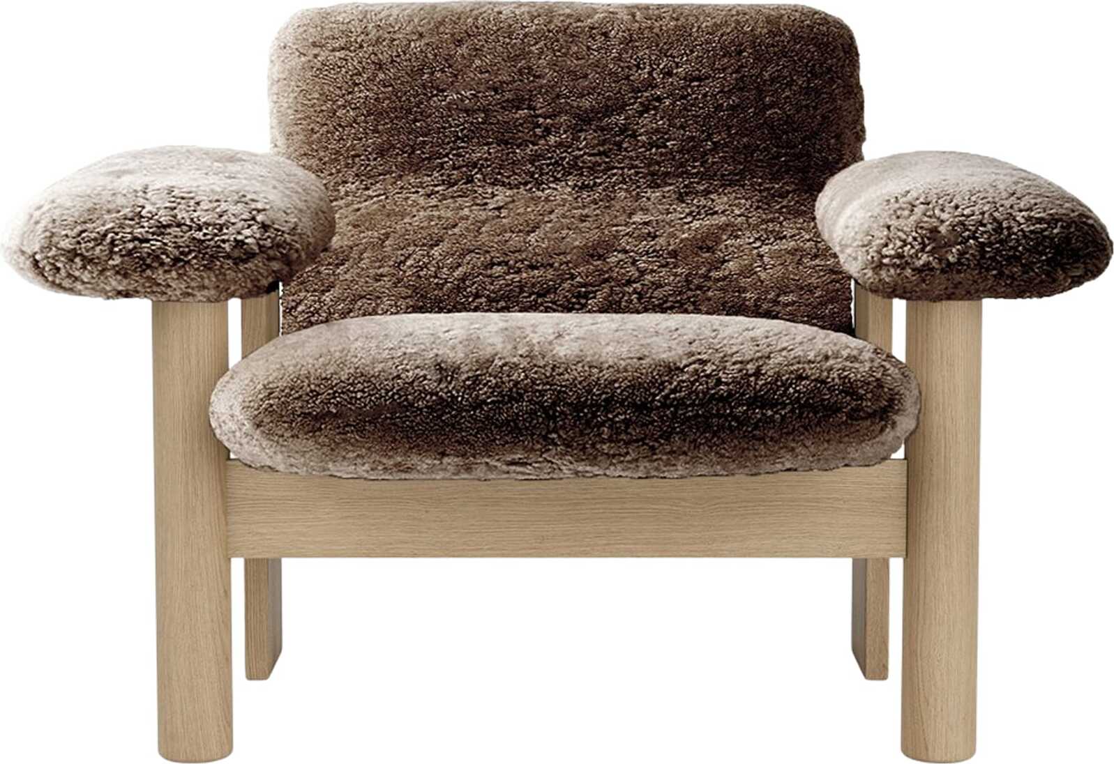 Fotel Brasilia Sheepskin niski brązowy na dębowych nogach