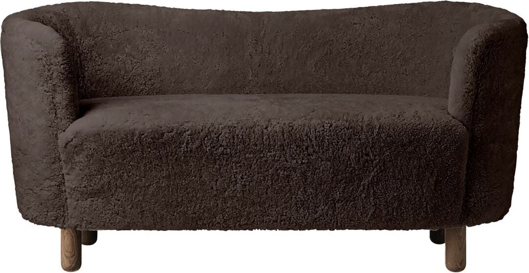 Sofa Mingle Sheepskin kawowa na ciemnych dębowych nogach