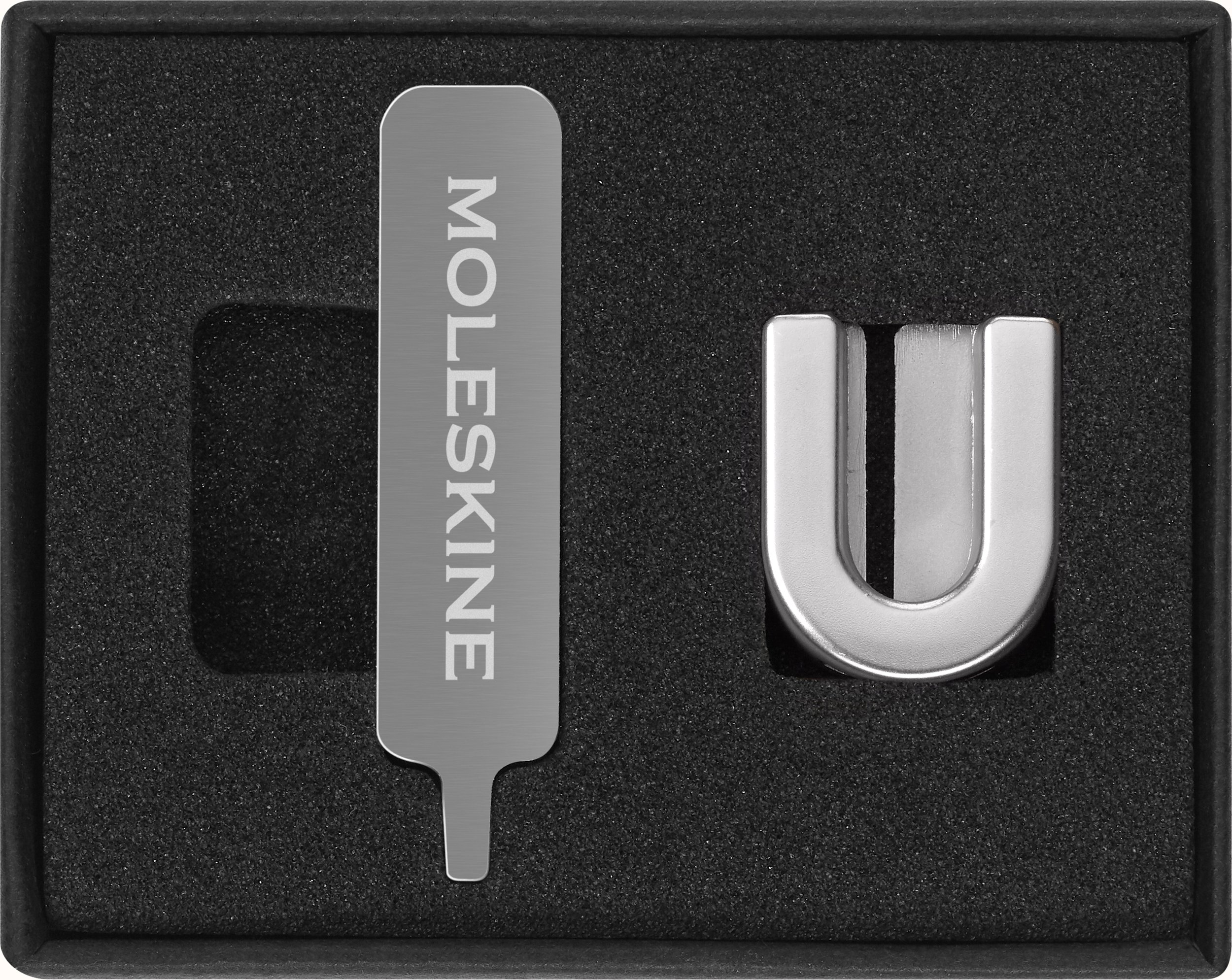 Przypinka na notes Moleskine litera U srebrna