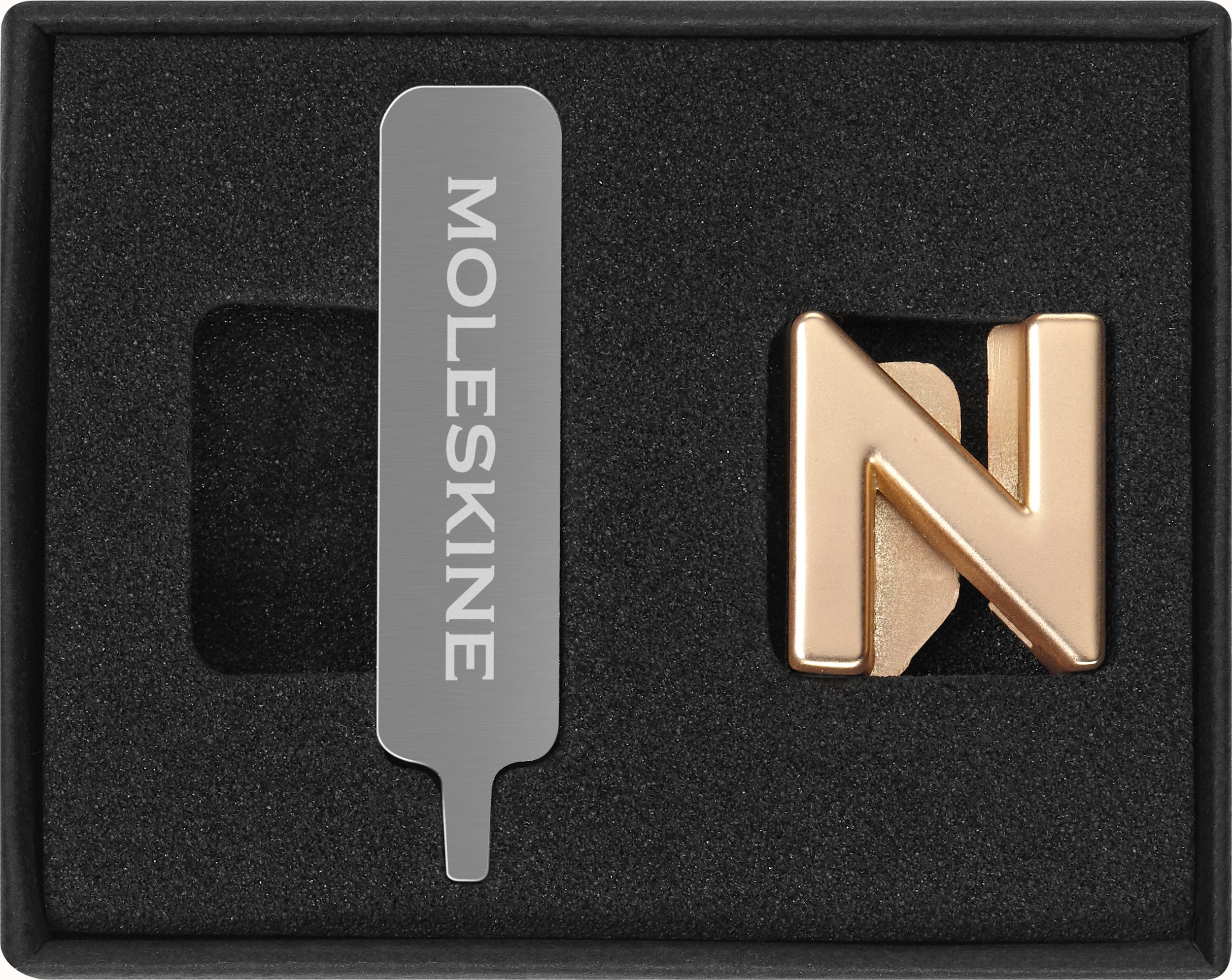 Przypinka na notes Moleskine litera N złota