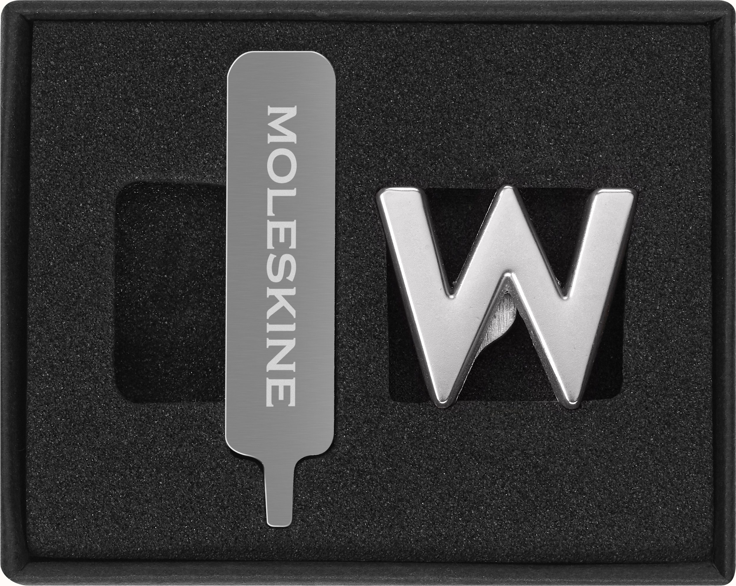 Przypinka na notes Moleskine litera W srebrna