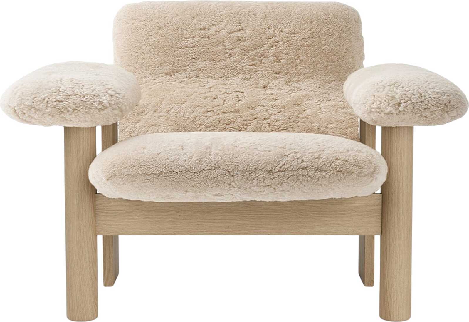 Fotel Brasilia Sheepskin niski biały na dębowych nogach