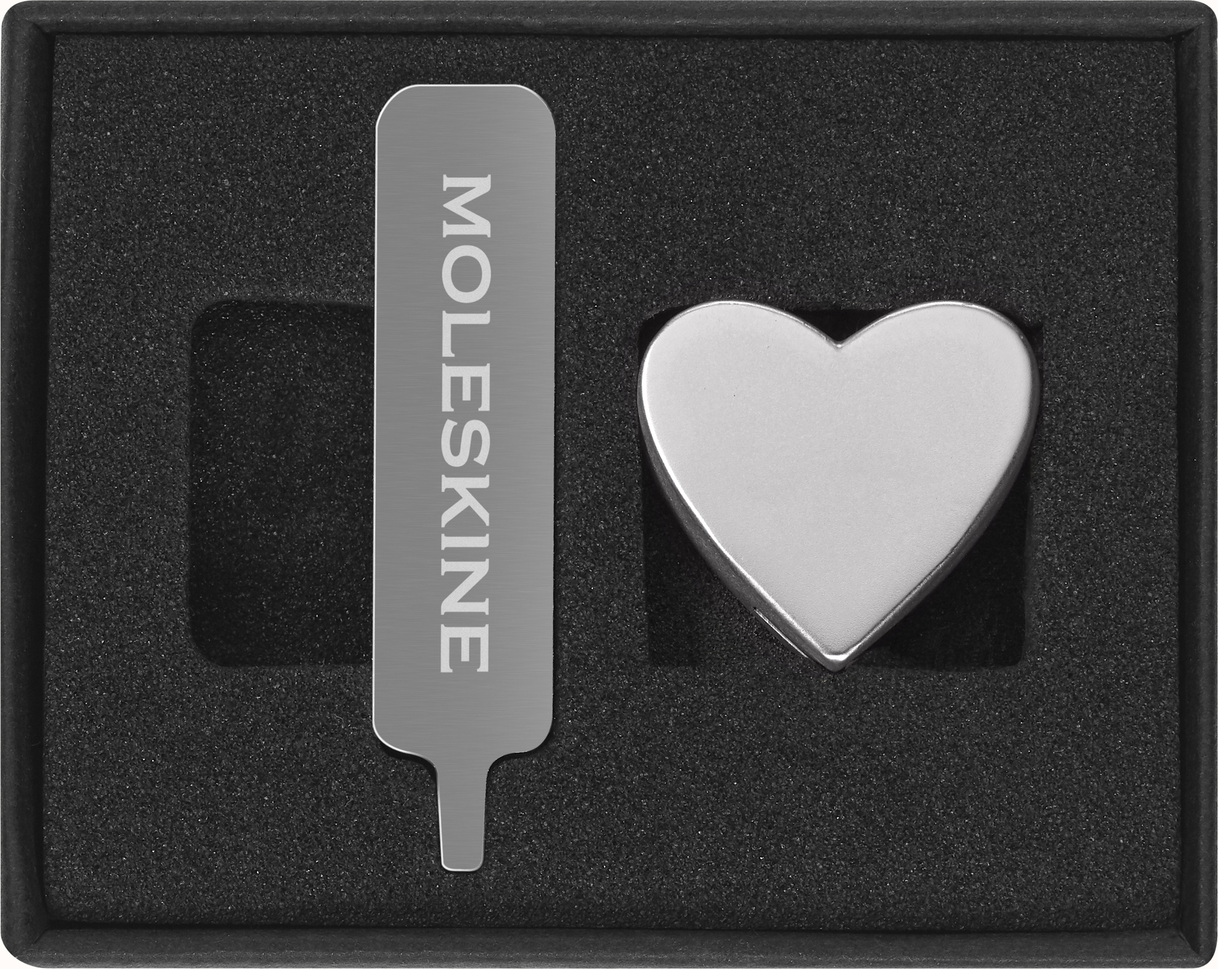 Przypinka na notes Moleskine serce srebrna