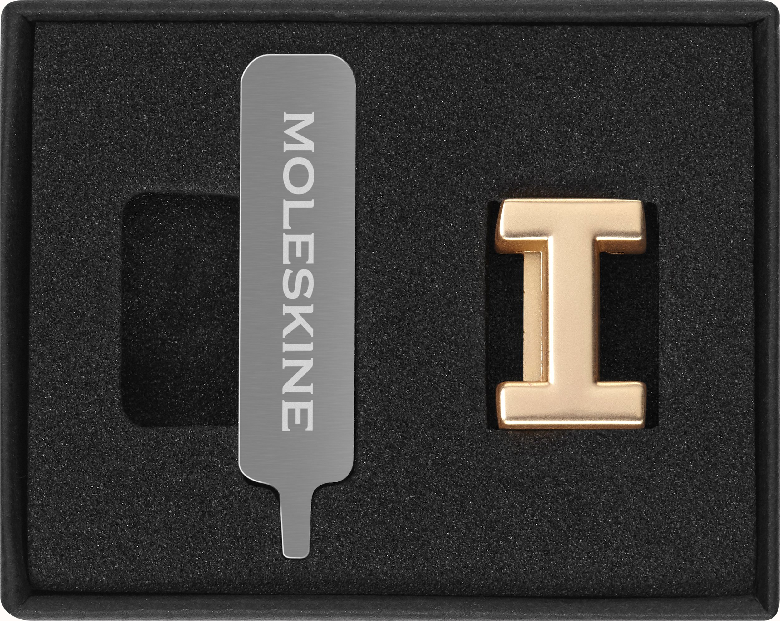 Przypinka na notes Moleskine litera I złota