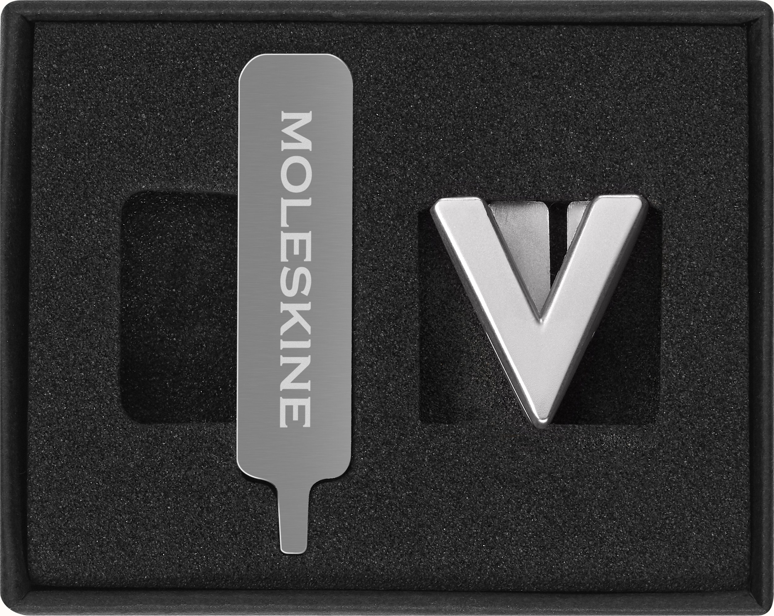 Przypinka na notes Moleskine litera V srebrna